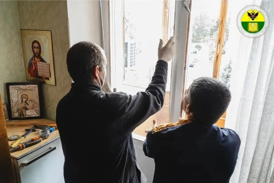 Пять бригад восстанавливают остекление домов Мелитополя после обстрела